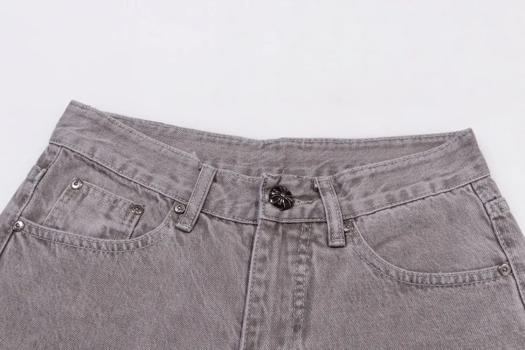 P220 Style Number: H443 Chrome Hearts CH Chrome Hearts Heavy Industry Damaged High Street Jeans exude unruly personality and unique charm. Every wear and tear is carefully designed to present a unique artistic feel. Made of imported denim fabric, which has undergone heavy industrial washing and destruction treatment, the trousers show a super cool effect on the upper body, allowing you to dominate the fashion stage.  This is more than just a pair of jeans, it is an expression of attitude. With its unique design concept and ultimate pursuit of details, Croxin breaks traditional boundaries and defines the jeans trend in the new era. The trousers are made of double-layer woven fabric and matched with customized hardware, showing an incomparably beautiful and unique style, making every wearer the focus of fashion. Imported denim fabric, super heavy-duty washed and damaged, the upper body is super cool! Customized hardware. Unbeatable and beautiful style. The production process is difficult. Full of high street feel. Color: Gray Size: S M L XL XXL